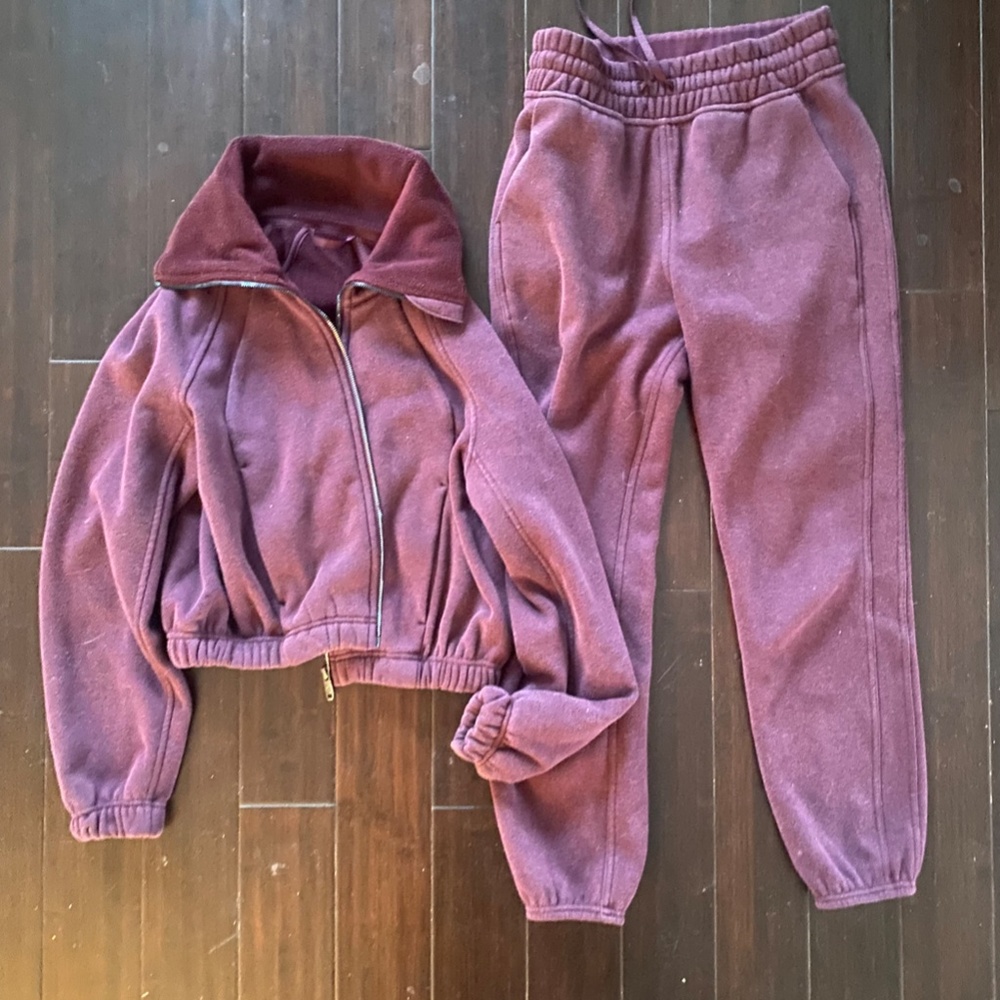 Lululemon Cropped Zip-up Sweatshirt and Jogging Pants set